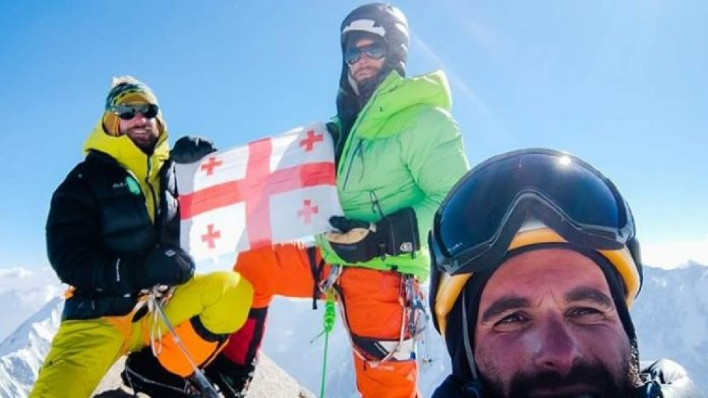 Грузинские альпинисты награждены Золотым ледорубом